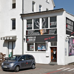 Unser Geschäft in der Karlstraße 4 in Heidenheim mit dem Firmenfahrzeug davor