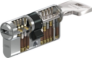 Aufgeschnittener mechanischer Schließzylinder mit Schlüssel